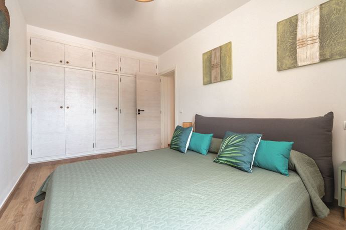 Mass Image Compressor Compressed this image. https://sourceforge.net/projects/icompress/ with Quality:80