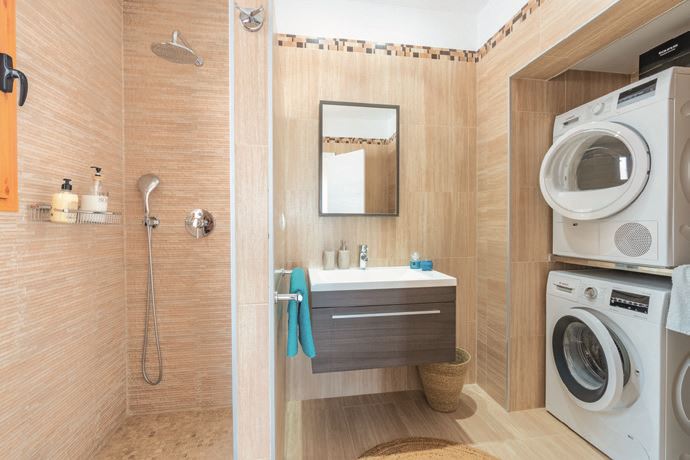 Mass Image Compressor Compressed this image. https://sourceforge.net/projects/icompress/ with Quality:80