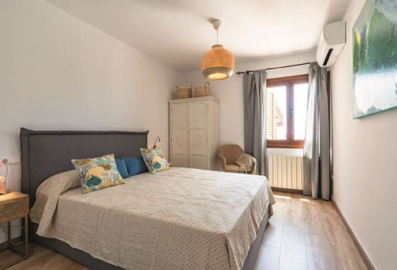 Mass Image Compressor Compressed this image. https://sourceforge.net/projects/icompress/ with Quality:80