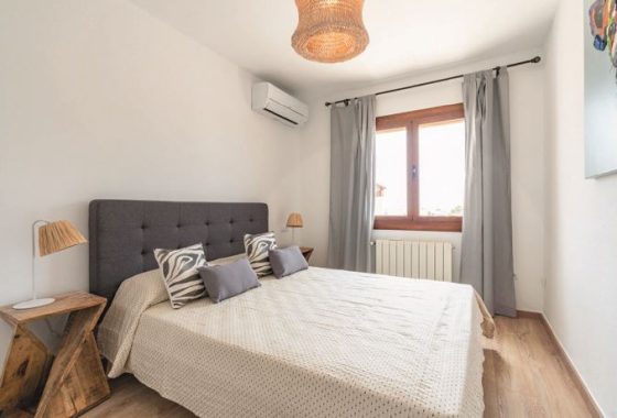 Mass Image Compressor Compressed this image. https://sourceforge.net/projects/icompress/ with Quality:80