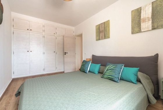 Mass Image Compressor Compressed this image. https://sourceforge.net/projects/icompress/ with Quality:80