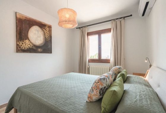 Mass Image Compressor Compressed this image. https://sourceforge.net/projects/icompress/ with Quality:80