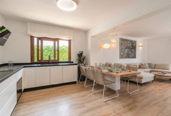 Mass Image Compressor Compressed this image. https://sourceforge.net/projects/icompress/ with Quality:80