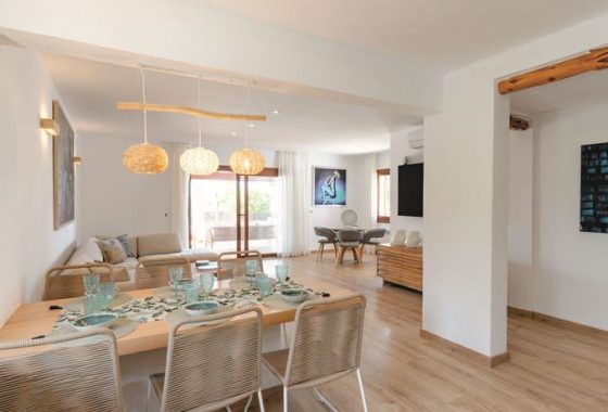 Mass Image Compressor Compressed this image. https://sourceforge.net/projects/icompress/ with Quality:80